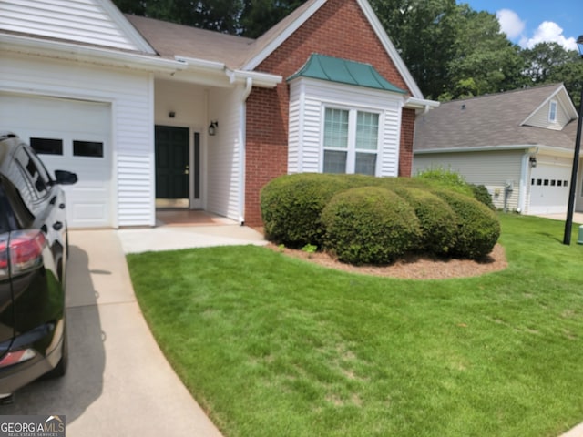 view of front facade featuring a front lawn and a garage