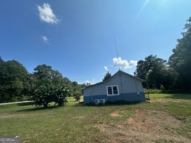 view of side of property featuring a lawn