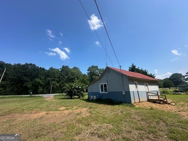 view of side of property featuring a yard