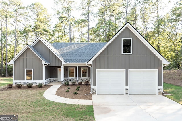 view of front of property featuring covered porch and a front lawn