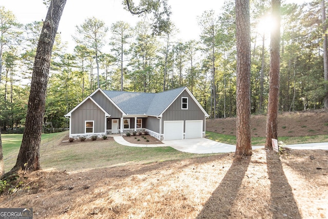 view of front of property featuring a garage, a porch, and a front lawn