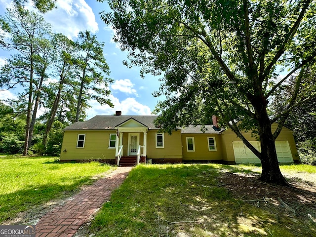 ranch-style home featuring a front lawn