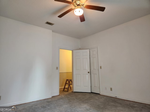 unfurnished room with concrete floors and ceiling fan