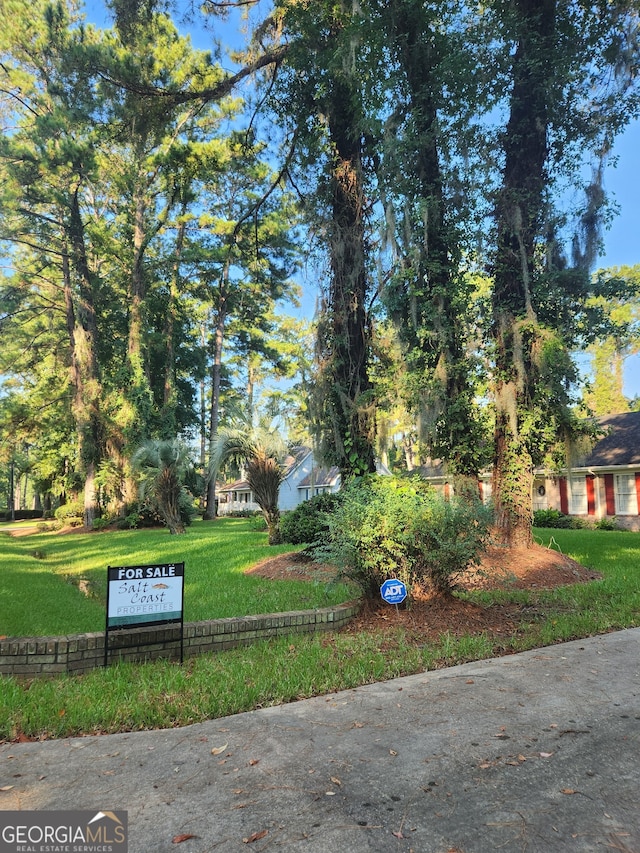 exterior space featuring a front yard