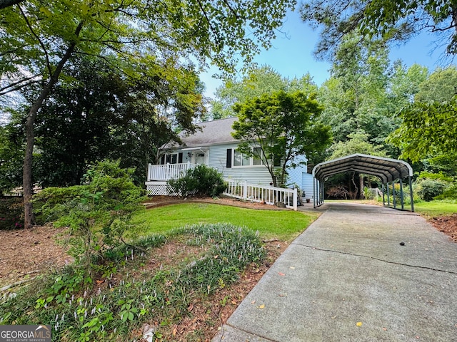 view of front of home featuring a carport and a front yard