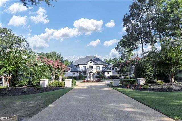 view of front of house featuring a front yard