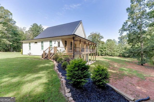 view of side of property featuring a lawn