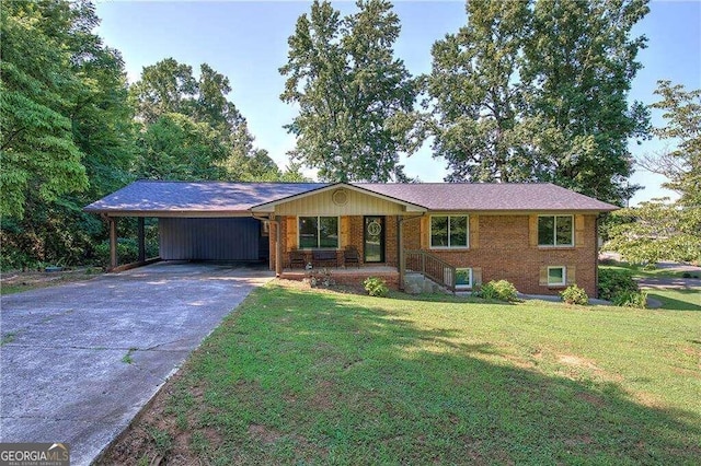 ranch-style house featuring a front lawn and a carport