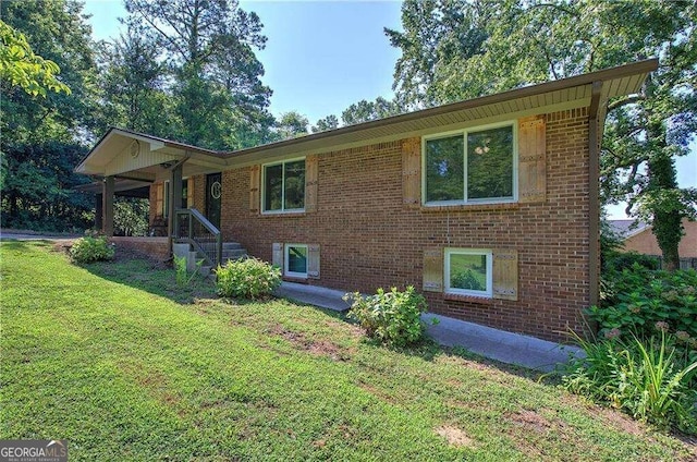 view of front of property featuring a front yard