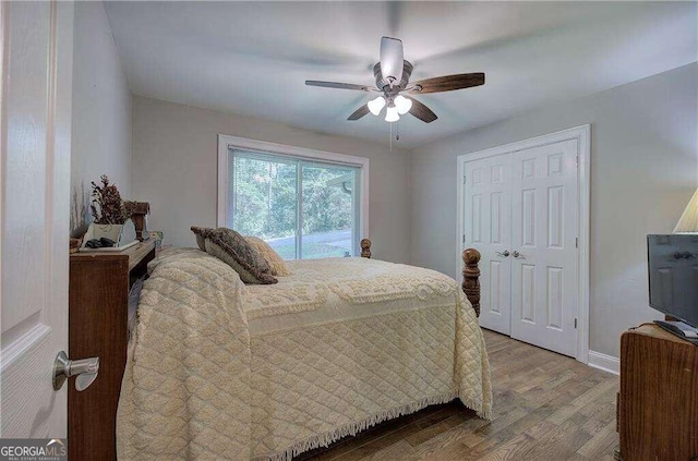 bedroom featuring access to exterior, hardwood / wood-style floors, ceiling fan, and a closet