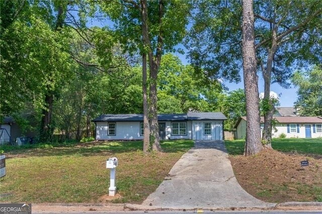 ranch-style house featuring a front yard