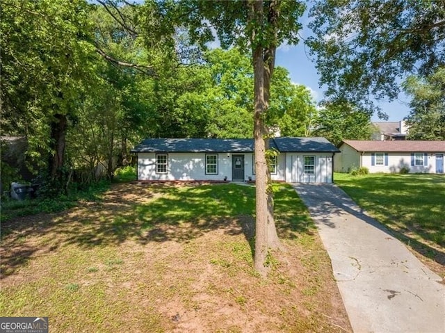 ranch-style house featuring a front lawn