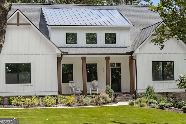 view of front facade featuring a front lawn and covered porch