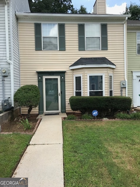 view of front facade with a front lawn