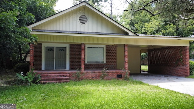 view of front of property with a carport and a front yard