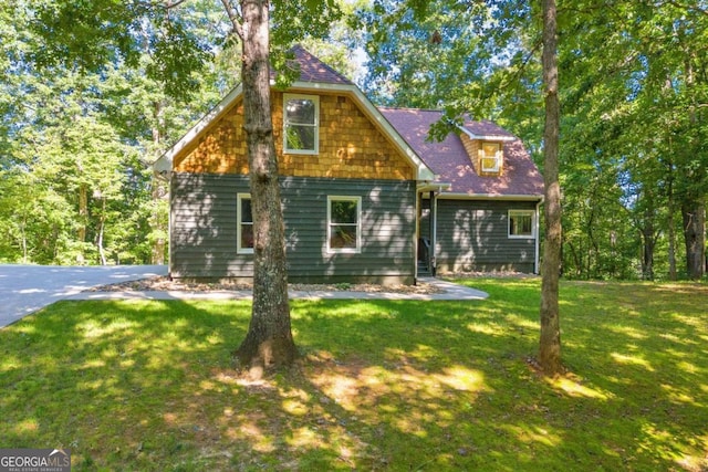 view of front of house with a front lawn