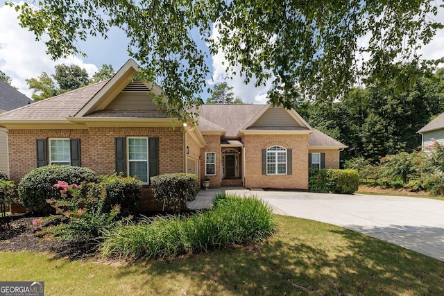 single story home with a front lawn