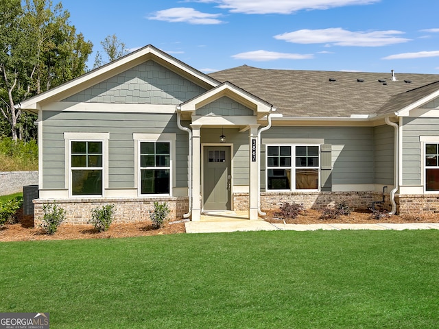 view of front of property with a front yard