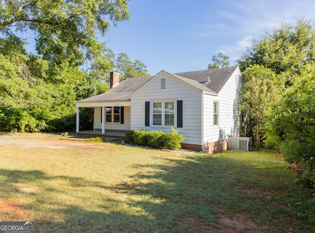 view of front of home featuring central AC and a front yard