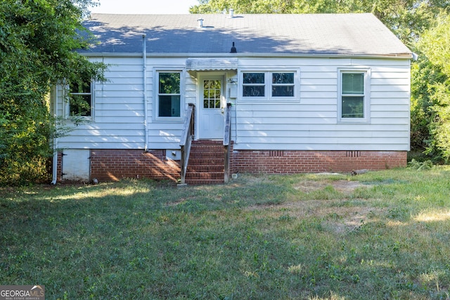 single story home with a front yard, entry steps, a shingled roof, and crawl space