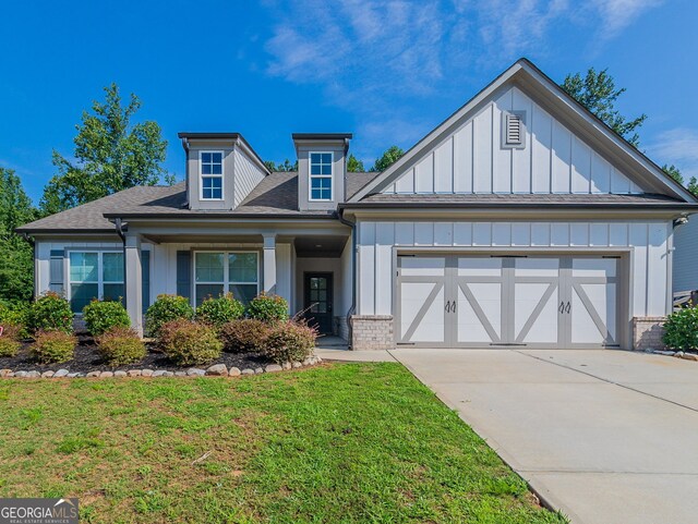 view of front facade featuring a front lawn and a garage