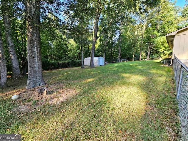 view of yard featuring a storage shed