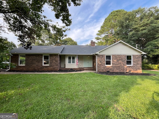 ranch-style home featuring a front lawn