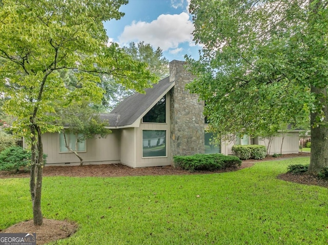 view of front of property featuring a front lawn