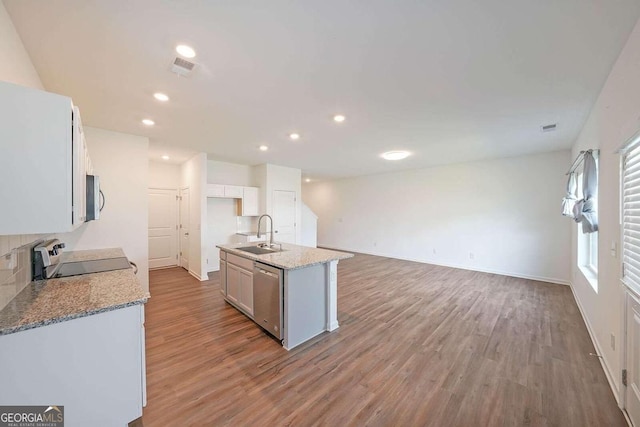 kitchen featuring light wood finished floors, recessed lighting, visible vents, appliances with stainless steel finishes, and a sink