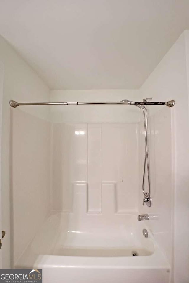 bathroom with washtub / shower combination