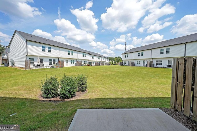 view of yard featuring a residential view