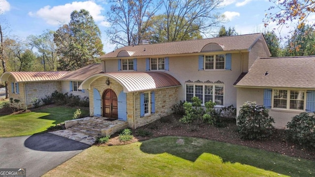 view of front of property with a front lawn