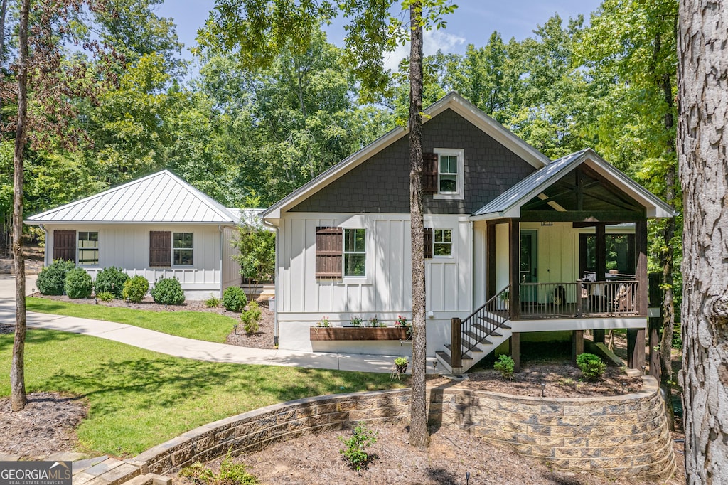 view of front of house with covered porch and a front yard