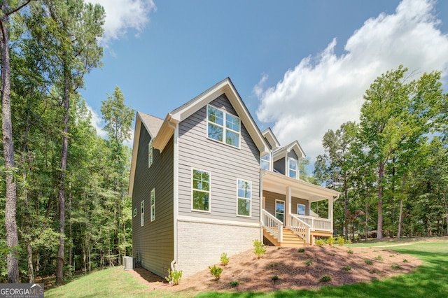 view of front of home featuring a front yard and covered porch