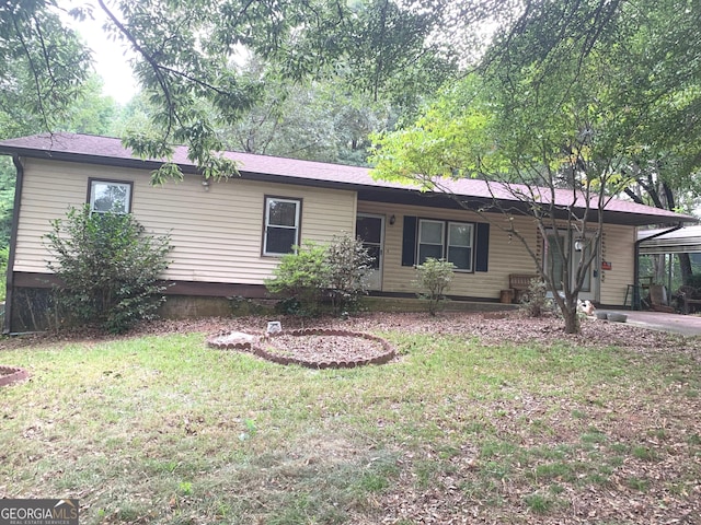 ranch-style home featuring a front lawn