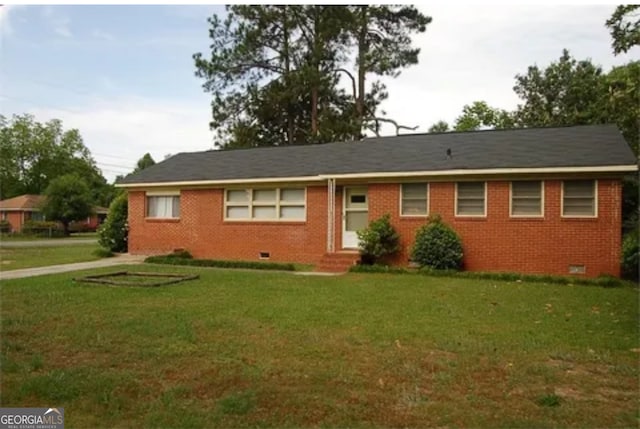 single story home featuring a front yard