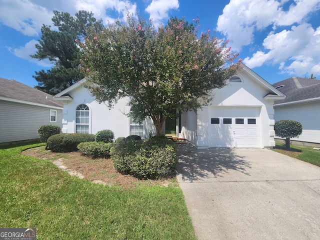 view of front of home featuring a front lawn and a garage