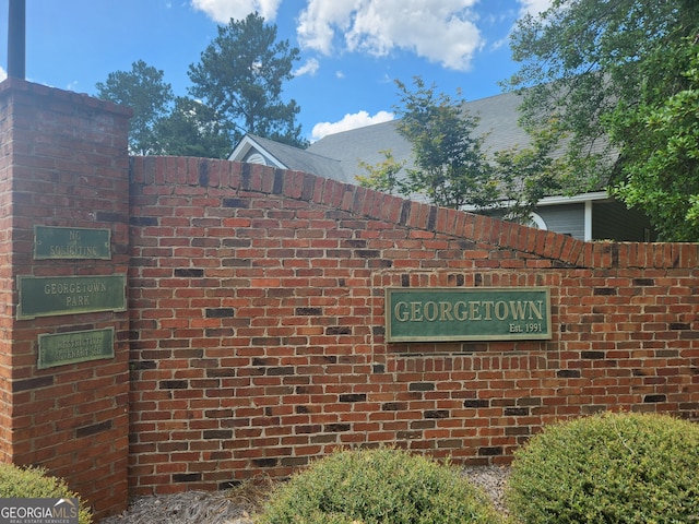 view of community / neighborhood sign