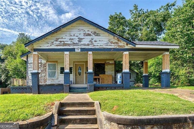 view of front of house featuring a front yard