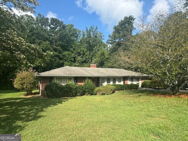 single story home with a front yard