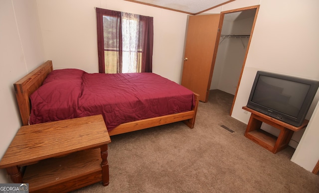 bedroom featuring carpet flooring, visible vents, and a closet