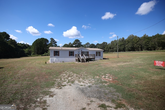 view of front facade with a front lawn