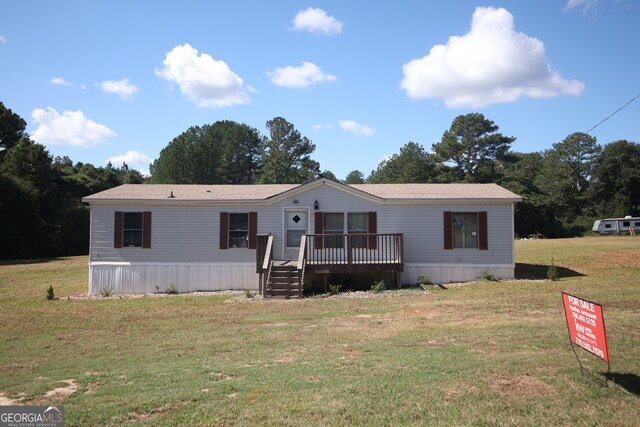 manufactured / mobile home with a front yard