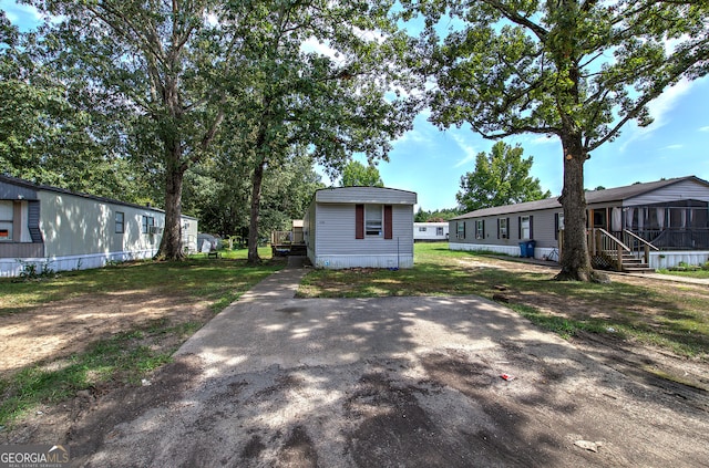 view of front of home featuring a front lawn