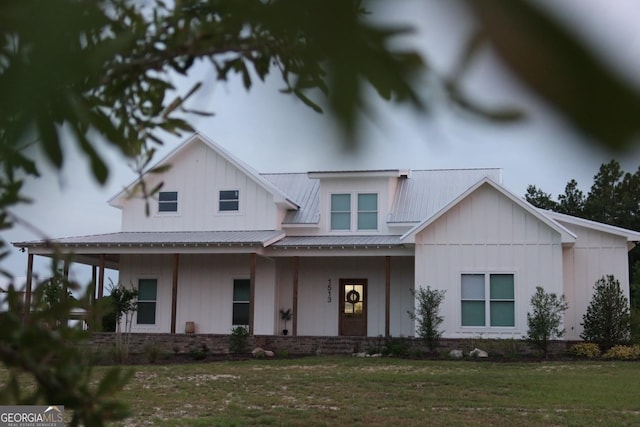 view of front of home with a front lawn