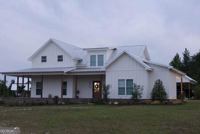 modern inspired farmhouse with a front lawn