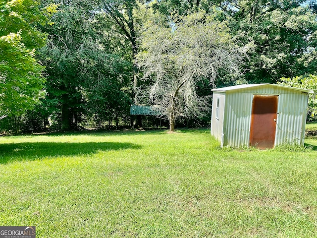 view of yard with a storage unit