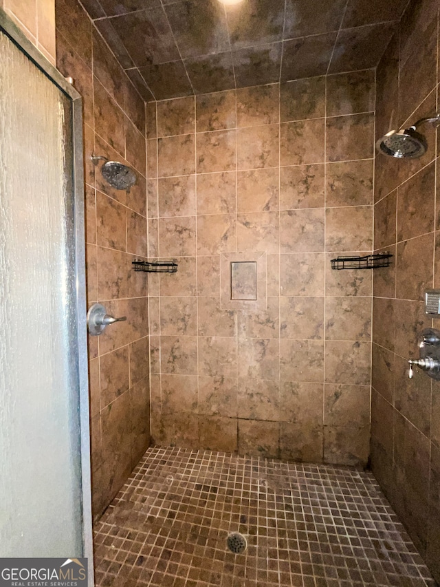 bathroom featuring a tile shower