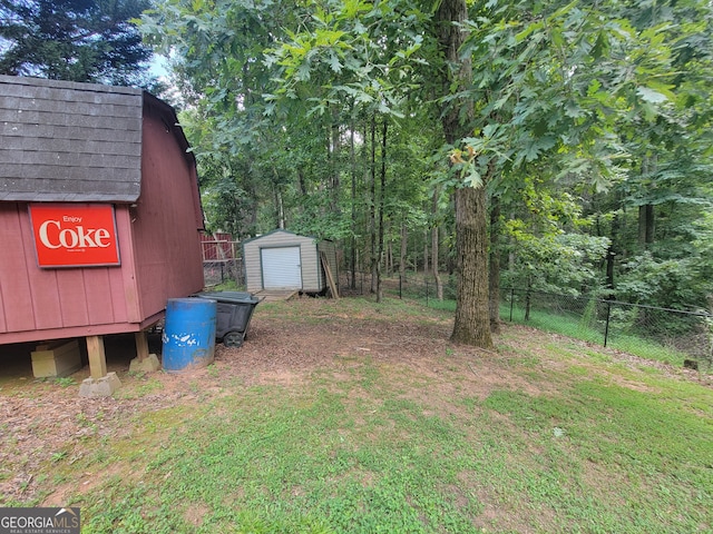 view of yard featuring a storage unit