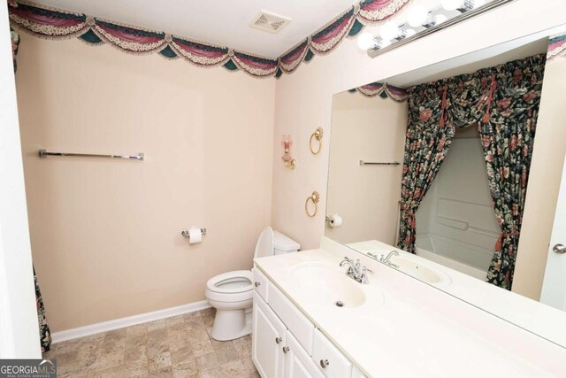 full bathroom featuring vanity, toilet, and shower / bath combo with shower curtain